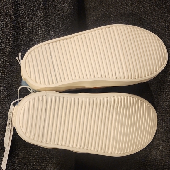 NWT size 7 toddler unisex shoes - Picture 3 of 3